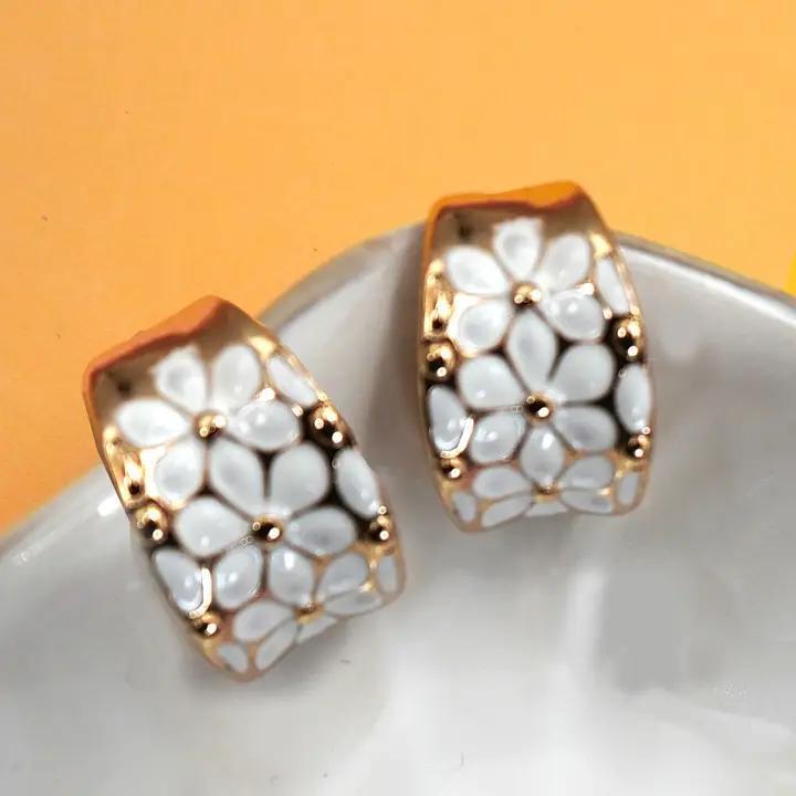 Josslyn White Epoxy Flower Hoop Earrings | 80E6942